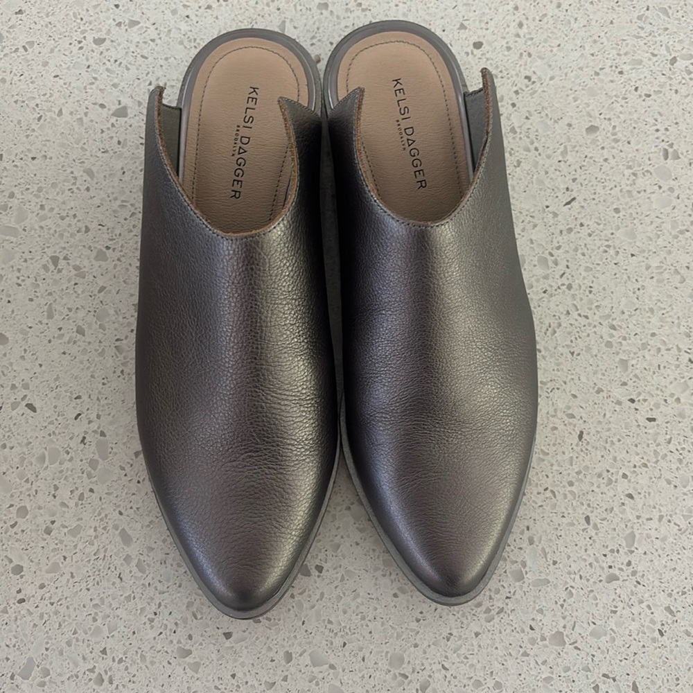 Kelsi Dagger Brooklyn slides, size 9.5M in graphite.